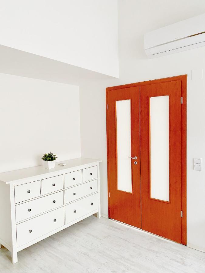 Loft With Rooftop And Free Parking In Garage Apartament Budapesta